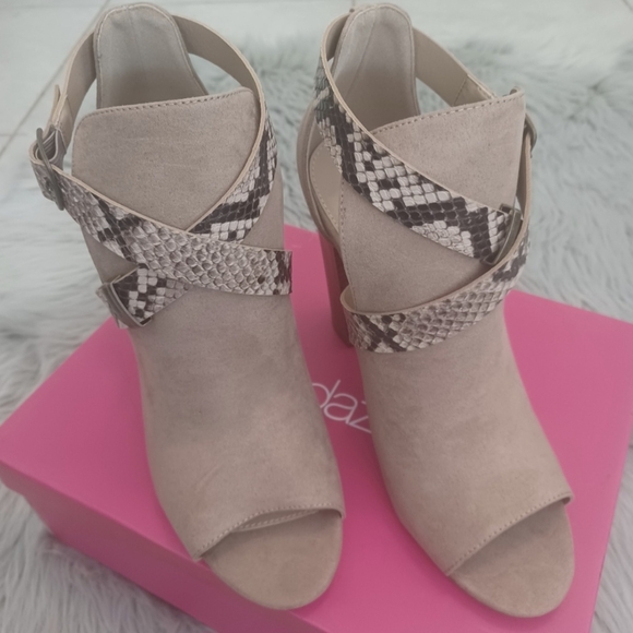 Shoe Dazzle Tan Snakeskin Shoes Boots Size 9.5 - Picture 2 of 10